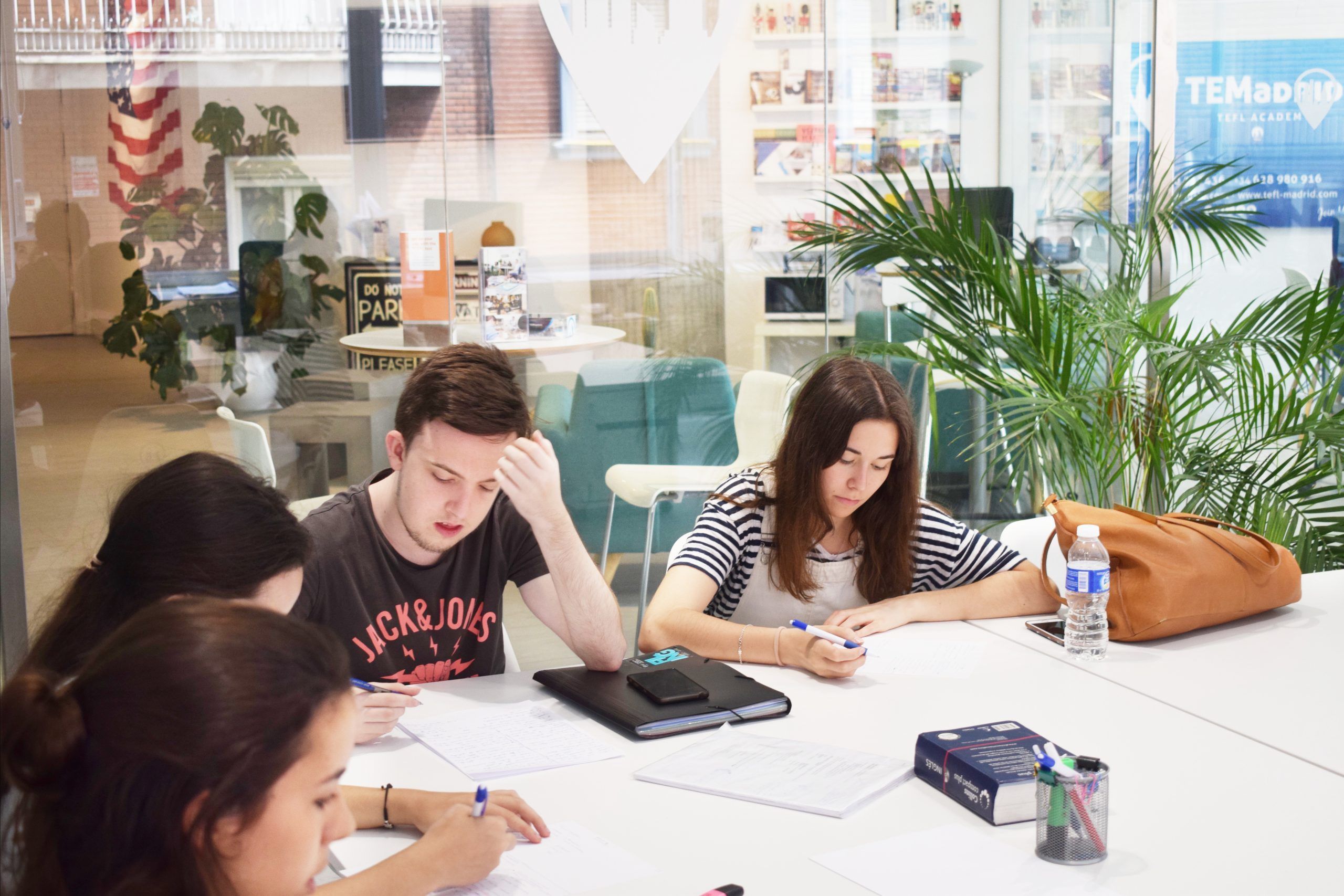 Aula de Exam Madrid Academy para cursos de Duolingo English Test online y presencial