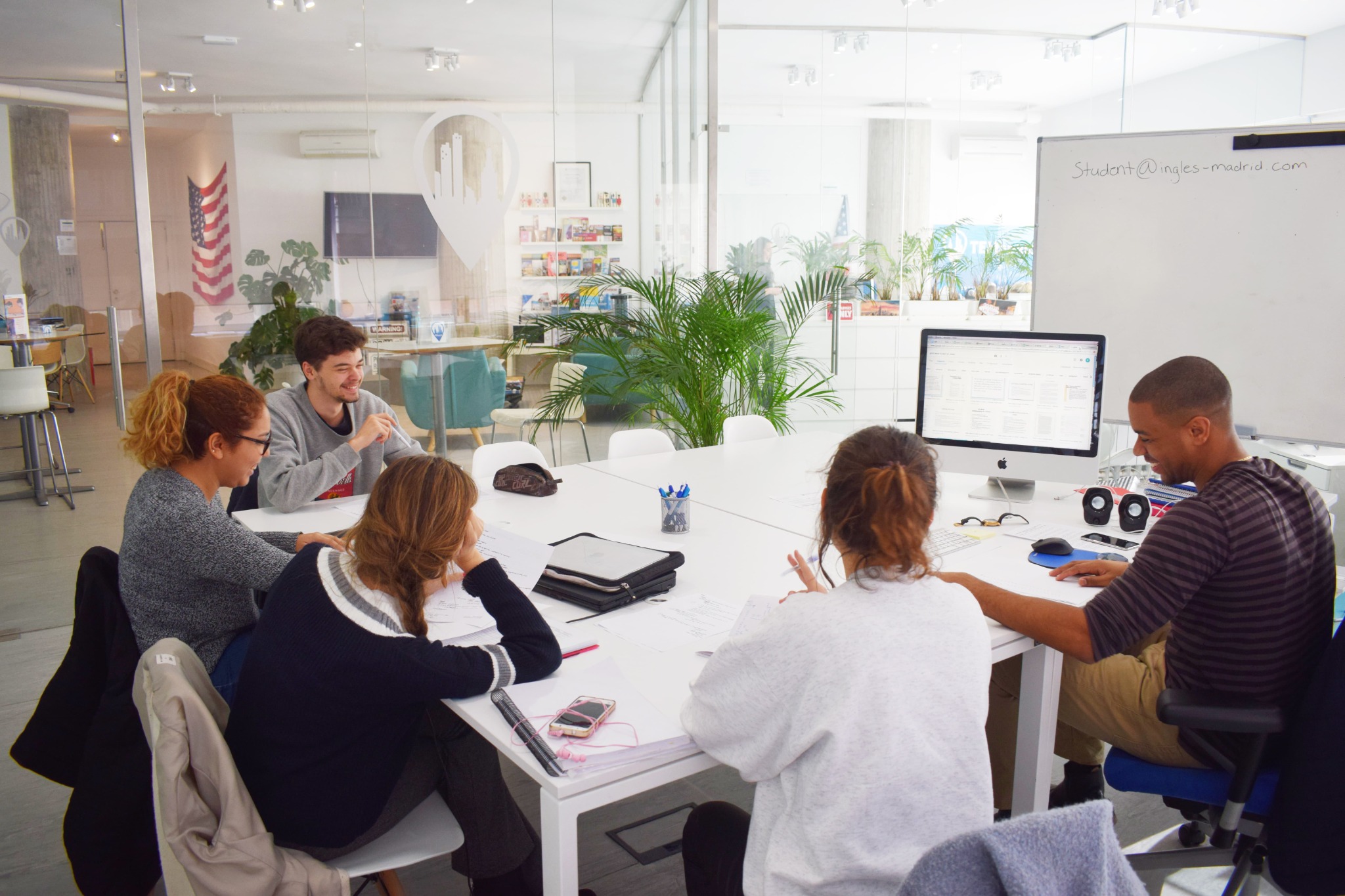 Estudiantes en clase de inglés en Ingles Madrid Academy