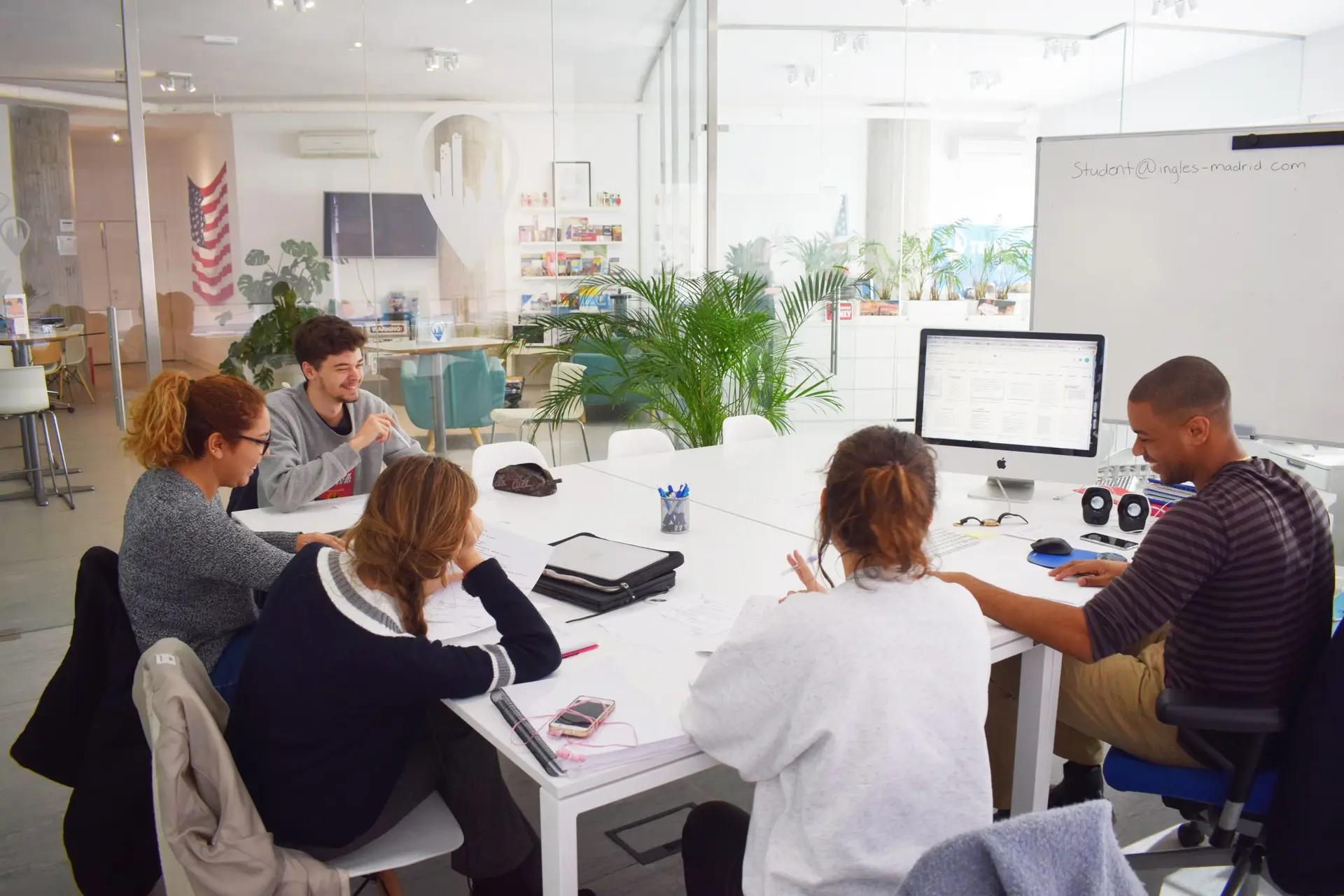 Profesor enseñando speaking IELTS en aula · academia IELTS Madrid